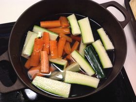Grønnsaker kuttet i biter kokes noen minutter før de legges på grønnsaksfocacciaen