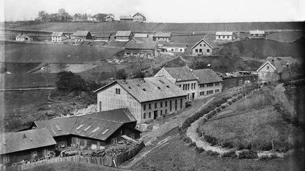 Husene på Hylla på rekke og rad i bakgrunnen med Hovedbanen bak seg i 1870. Foto: Ole Tobias Olsen, Oslo museum