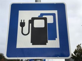 Skilt som noen steder viser ladestasjoner i Tyskland, andre steder kan det være bensinpumpeskilt med EV+ eller elbilsymbol