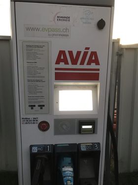 AVIA-stasjon Signy ved Nyon, Sveits. Lader fra evpass.ch
