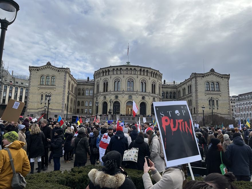 Demonstrasjon for Ukraina, mot Putin foran Stortinget 26. februar 2022